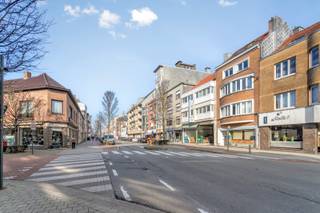 Op een toplocatie met veel voorzieningen mogen wij u deze riante handelsruimte aanbieden gelegen op het gelijkvloers. Een sfeervolle omgeving...