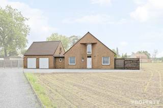 Dans un endroit calme et verdoyant de Wervik se trouve cette villa bien entretenue, construite en 2002, avec un jardin spacieux orienté au sud et des vues agréables. La propriété offre une belle combinaison de confort de vie, d'espaces pratiques et un emplacement de qualité pour ceux qui recherchent la paix, l'intimité et l'espace. La propriété bénéficie d'un agencement bien pensé avec 4 chambres. En entrant, il y a un espace de bureau sur le côté droit, ce qui rend la propriété particulièrement adaptée à un bureau à domicile ou à une activité indépendante. Combiné à la chambre du rez-de-chaussée, cet espace offre également des possibilités pour ceux qui souhaitent combiner vie et travail, par exemple en tant que bureau, salle de pratique ou espace pour une profession libérale. L'espace de vie bénéficie d'une connexion agréable avec le jardin. Le poêle en pierre ollaire actuel apporte un supplément de chaleur et de confort pendant les mois les plus froids. En outre, la maison dispose d'un double garage, équipé d'armoires sur mesure, offrant de nombreux espaces de rangement pratiques. À l'extérieur, le jardin orienté au sud est un atout majeur. Grâce à ses vues dégagées et à son orientation favorable, c'est un espace extérieur particulièrement agréable pour les familles, les amateurs de jardinage ou ceux qui recherchent simplement plus d'espace et d'intimité. Pour plus d'informations ou une visite, envoyez un courriel à info@property-vastgoed.be ou appelez le 056 96 08 00.