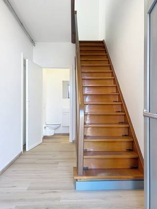 Volledig gerenoveerde (°2025), energiezuinige en modern ingerichte woning in half open verband, gelegen op een perceel van 375m² net buiten het centrum van Herenthout. Qua indeling omvat deze woning op het gelijkvloers een inkomhal met gastentoilet, een twee-delige leefruimte met open, volledige geïnstalleerde keuken, een veranda en een wasplaats met toegang tot de tuin. Op de verdieping bevinden zich een nachthal 2 ruime slaapkamers, een bureau en een badkamer met douche, toilet en dubbele wastafel. Achteraan geniet deze woning een gezellige, zuid-georiënteerde tuin met vrijstaande garage. Veel lichtinval, hedendaags comfort en moderne materialen maken dit een uiterst leuke woonst! EERSTE BEWONING!