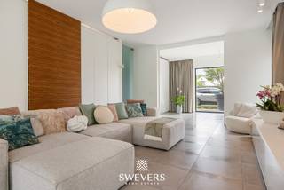 Voor meer info en foto’s, surf naar www.swevers.be– Deze instapklare open bebouwing in Heusden-Zolder (Pannewinning 23) combineert moderne afwerking...