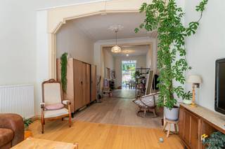 <p><span>Op een gunstige locatie nabij het Centraal Station, Zurenborg en het stadspark treffen we dit goed onderhouden gebouw. Doorheen de jaren zijn er verschillende renovaties en vernieuwingen gebeurd en tot op heden verkeert het in goede staat. Het dak is gerenoveerd en ook de achtergevel is onder handen genomen. Verder is er een rookkoepel geplaatst en is de brandveiligheid in orde gemaakt. Er zijn aparte meters voor gas, water en elektriciteit. </span></p><p><span> </span></p><p><span>Momenteel zijn alle wooneenheden (met uitzondering van de eerste verdieping) verhuurd, wat een totale huuropbrengst van €2800/maand oplevert. Het appartement op het gelijkvloers heeft een totale oppervlakte van zo’n 100 m², is grotendeels gerenoveerd en biedt toegang tot de oost-georiënteerde buitenruimte (38 m²). De wooneenheden op de eerste en tweede verdieping zijn identiek met een oppervlakte van 55 m² en de unit op de bovenverdieping is 35 m² groot. Ze beschikken allemaal over één slaapkamer.</span></p><p><span> </span></p><p><span>Tot slot beschikt het pand nog over een kelder. Ben je op zoek naar een goed onderhouden opbrengsteigendom met goede verhuurmogelijkheden? Mis deze kans niet! Bewoonbare opp. 279 m² ref.: bruto vloeropp. Voor meer info of een gratis schatting surf naar www.hansimmo.be.</span></p><p><span> </span></p>