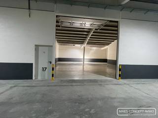 Instapklare opslagruimtes vanaf 150  m <sup>2</sup> te huur in Anzegem<br /><br />Het pand is opgedeeld in verschillende<strong> loodsen/opslagruimtes</strong> met oppervlaktes tussen de <strong>150 m<sup>2</sup> - 195m<sup>2 </sup> </strong>enkel bestemd voor stockage.<br /><br />De units zijn goed <strong>geïsoleerd</strong>, voorzien van automatische <strong>sectionaalpoort </strong>(B 4,4m - H 4,2m), loopdeur en <strong>vrije hoogtes van 6,4m - 4,7m.</strong><br /><br /><strong>Voorzieningen (aparte tellers)</strong><br />- water<br />- Elektriciteit:  3x400V-N met eigen zekeringskast<br /><br /><strong>Zeer vlotte verbinding / bereikbaarheid</strong>, op 4 km van het op- en afrittencomplex (E17) van zowel Deerlijk als Waregem.<br /><br />Huurprijs: € 800<br />Prijzen zijn exclusief syndickosten en BTW<br /><br />Bel me gerust voor een afspraak!