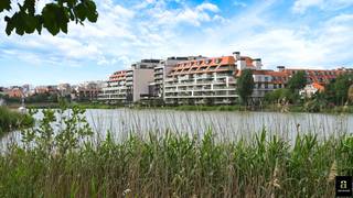 Uitzonderlijk hoekappartement in de befaamde residentie & hotel "La Réserve", met frontaal uitzicht op het Zegemeer en op 100meter van de Zeedijk-Albertstrand. <br />Dit mooie appartement werd met uiterst luxueuze materialen afgewerkt en beschikt over 4 slaapkamers, waaronder een luxueuze dressing en een bureau, en is omgeven van de terrassen, zuidgerichte oriëntatie.<br /><br />Mogelijkheid tot aankoop van een dubbele garagebox in het gebouw. <br />U kunt dineren in het bekende restaurant "La Rigue", er zijn spa faciliteiten en een fitness aanwezig. <br />Discrete verkoop - meer informatie beschikbaar op ons kantoor.