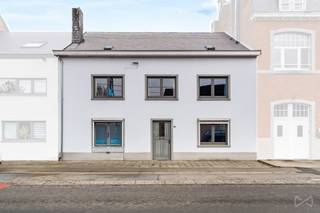 <p>We Invest Ciney Haute-Meuse presenteert u in Beauraing deze ruime te renoveren twee-onder-een-kapwoning op een perceel van 3 are 67. Deze woning is ideaal gelegen in de directe omgeving van scholen, winkels en openbaar vervoer en bestaat op de begane grond uit een hal, een eetkamer, een keuken en een ruime woonkamer. Op de verdieping bevinden zich een badkamer met ligbad en vier grote slaapkamers. De ruime zolder is in te richten en biedt plaats aan extra slaapkamers of uw persoonlijke ruimte. Het huis heeft ook een kelder, een terras en een tuin, wat zeldzaam is in het centrum van de stad. Technische informatie: PVC-ramen met dubbele beglazing en handbediende luiken, elektriciteit niet conform, water- en verwarmingsaansluiting moet worden voorzien. EPC=E (677 kWh/m2.jaar) unieke code 20180328024930. Dit is een prachtige kans om een gezond huis op een uitstekende locatie te kopen voor uw nieuwe levensproject met uw gezin of als zelfstandige. Wilt u meer weten? Neem dan contact op met onze makelaar Cécile op 0470/823943 - cecile.v@weinvest.be</p>