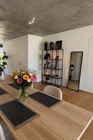 TE HUUR – GENT. In het hart van Gent bevindt zich deze prachtige luxueuze penthouse met een exclusieve en warme uitstraling. De woning werd afgewerkt met hoogwaardige materialen, stijlvol parket en een verfijnde afwerking die elegantie en comfort perfect combineert. Via de inkomhal betreedt u de ruime en lichtrijke leefruimte, waar een aangename sfeer en hoogwaardige woonkwaliteit centraal staan. Verder beschikt het penthouse over een praktische wasplaats en een polyvalente ruimte die perfect kan dienen als bureau of extra slaapkamer. Op de verdieping bevindt zich de royale master bedroom met een stijlvolle badkamer, ontworpen met oog voor detail en een tijdloze uitstraling. Een absolute troef van deze unieke woonst zijn de twee ruime terrassen, die zorgen voor extra leefcomfort en een uitzonderlijke buitenbeleving midden in de stad. Deze exclusieve penthouse is de ideale keuze voor wie op zoek is naar stijlvol en comfortabel wonen in het centrum van Gent.<br />EPC: E56 – 97 kWh/m² jaar.<br />Huurprijs: € 1.540/maand.<br />Algemene kosten: € 60/maand.