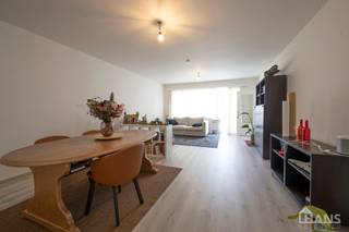 Dit recent gerenoveerd appartement is gelegen op de 3de verdieping in een gebouw zonder lift.<br />Het omvat een inkomhal; apart toilet; technische ruimte; leefruimte; keuken met kasten, kookplaat, dampkap, oven en ruimte voor een eigen koelkast en vaatwasser; berging met ruimte voor wasmachine en droogkast; badkamer met inloopdouche wastafel in meubel, spiegelkast en handdoekdroger; 2 slaapkamers waarvan de kleinste toegang geeft naar het achterliggend terras.  Tot slot is er een garagebox inbegrepen.<br /><br />Gemeenschappelijke kosten: 15 EUR voor de minuterie.  De nutsvoorzieningen zijn privatief.<br />Geschikt voor maximaal 4 personen.<br />Beschikbaar op 01/11/2026.<br /><br />Huurwaarborg bedraagt 3 maanden huur.<br />Plaatsbeschrijving door extern bedrijf met gedeelde kosten.<br /><br />Een bezoek ter plaatse kunt u enkel online reserveren op www.hansvastgoed.com.<br />Voor meer informatie, bezoek onze website www.hansvastgoed.com of neem contact op met info@hansvastgoed.com of +32 3 366 05 30.