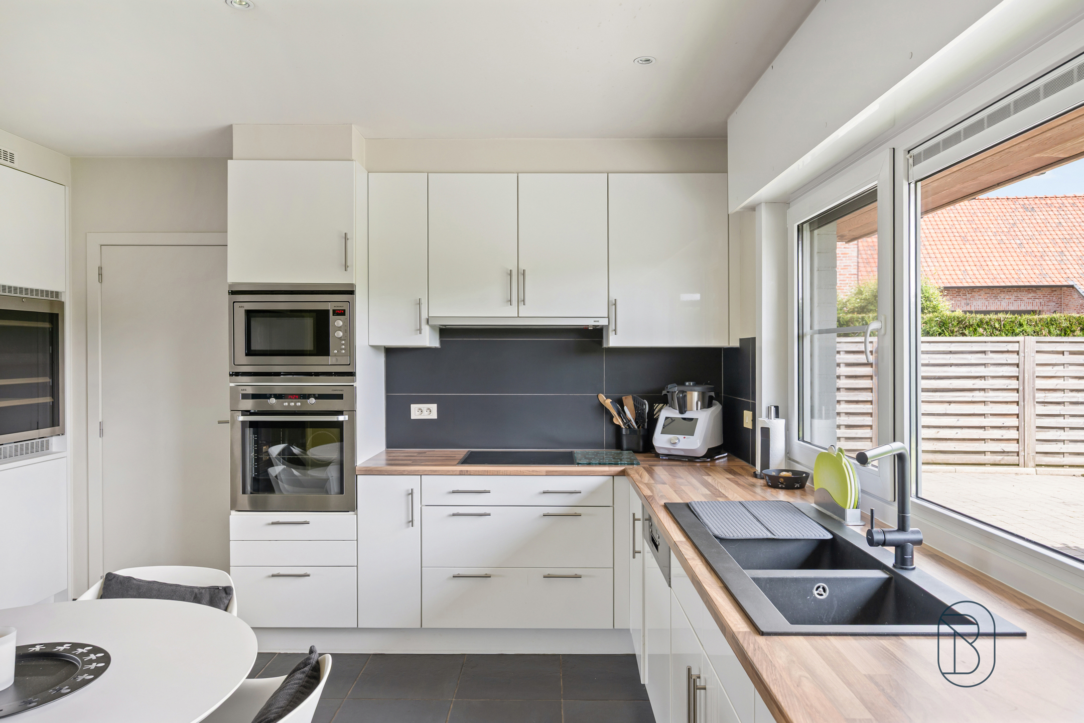 Landelijke woning met paardenboxen, weide en prachtig verzicht! - foto 5