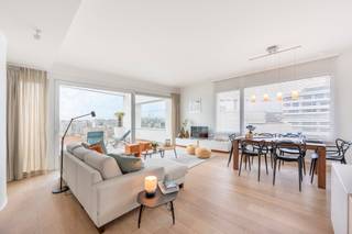 Light-filled furnished apartment with a spectacular terrace!Upon entering, you are welcomed into a neat entrance hall with a separate guest toilet...