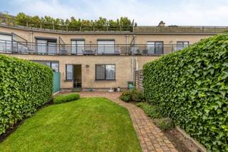 <p>Dit verzorgde gelijkvloerse appartement van <strong>93 m²</strong> is gelegen in het gegeerde Boechout en beschikt over een <strong>prachtige, zonnige tuin</strong> die een echte meerwaarde vormt. Bij het betreden van het appartement komt u in de inkomhal met praktische ingemaakte kasten en een apart gastentoilet. Vanuit de hal heeft u toegang tot de verschillende ruimtes van de woning, waaronder de <strong>aangename leefruimte</strong>. Aansluitend bevindt zich de gesloten, geïnstalleerde keuken, uitgerust met een koelkast, vriezer, keramische kookplaat, oven, dampkap en tal van ingemaakte kasten, waardoor er voldoende opbergruimte aanwezig is.</p><p>Verder beschikt het appartement over een badkamer met douche, lavabomeubel en een tweede toilet. Daarnaast is er een <strong>handige berging</strong> voorzien van aansluitingen voor een wasmachine en droogkast. Het appartement telt <strong>twee volwaardige slaapkamers</strong>, waarvan één rechtstreeks toegang geeft tot de prachtige achtertuin. Via de tuin bereikt u bovendien de twee garageboxen achteraan het perceel. <strong>Eén garagebox is inbegrepen in de vraagprijs</strong>. De tweede garagebox kan optioneel worden aangekocht voor € 30.000,00.</p><p>Extra troeven:<br />- Rolluiken aanwezig<br />- EPC: 127 kWh/m² (B-score -> GEEN renovatieverplichting)<br />- Centrale ligging op wandelafstand van winkels, horeca en openbaar vervoer<br />- Woongebied, geen VKR<br />- Het maatregelenregister en stedenbouwkundig uittreksel is in aanvraag</p><p>Voor meer info ga naar www.coenenvastgoed.be of bel 03/375.82.92</p>