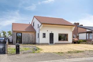 Gerenoveerde open bebouwing op perceel van 7a 65ca te koop in MeerhoutDeze gezinswoning ligt in een rustige en residentiële wijk in Meerhout, maar...