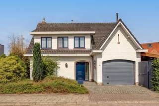 <strong>Vrijstaande woning met o.a. 3 slaapkamers, inpandige garage, ruime tuin en aangelegd terras op rustige locatie te Turnhout. EPC C-label (222 kWh/m²). Beschikbaar vanaf midden mei 2027.</strong><br />
<p><strong>Ligging: </strong>De woning is gelegen in het rustige Schorvoort, net buiten de Ring van Turnhout op fietsafstand van het centrum van Turnhout, met bakker, slager, school, openbaar vervoer… in de directe omgeving. De nabijgelegen invalswegen zorgen voor een onmiddellijke en vlotte verbinding naar de omliggende gemeenten/steden en autostrade E34.</p>
<p><strong>Indeling:</strong> <strong>-1:</strong> kelder <strong>0:</strong> inkomhal, leefruimte, eetkamer, keuken, apart toilet, badkamer, garage <strong>+1:</strong> eerste slaapkamers, tweede slaapkamer, derde slaapkamer, wasplaats/toilet <strong>+2:</strong> bergzolder</p>
<p><strong>Omschrijving:</strong></p>
<p>U betreedt de woning via de ruime inkomhal. Aan de rechterzijde bevindt zich de inpandige garage, ideaal voor het parkeren van uw wagen of als extra bergruimte.</p>
<p>Vanuit de inkomhal heeft u toegang tot de leefruimte, de eetkamer en de badkamer. Deze badkamer is uitgerust met een ruime inloopdouche, een dubbele wastafel en praktische ingebouwde kasten. Aan het einde van de hal bereikt u de eerste eetkamer, die naadloos overgaat in de volledig uitgeruste keuken. Hier beschikt u over een oven, microgolfoven, vaatwasser, inductiekookplaat en koelkast. Daarnaast is er voldoende werk- en opbergruimte voorzien. Dankzij de mogelijkheid om enkele barkrukken te plaatsen, kan deze ruimte tevens dienstdoen als gezellige ontbijthoek. Aansluitend bevindt zich een afzonderlijk gastentoilet en de toegang tot de kelder. De kelder is ruim voorzien en fungeert als extra opslagruimte en voorraadkamer.</p>
<p>Vanuit de keuken heeft u directe toegang tot de sfeervolle, aangelegde binnenkoer. Aansluitend aan de eetkamer bevindt zich de ruime leefruimte met een tweede eetgedeelte, eveneens voorzien van toegang tot de binnenkoer.</p>
<p>Op de verdieping beschikt de woning over drie volwaardige slaapkamers van respectievelijk 28 m², 15 m² en 14 m². De ruime masterbedroom is voorzien van ingebouwde kasten en biedt bovendien toegang tot twee praktische zolderbergingen. Verder vindt u op deze verdieping een zeer ruime wasplaats met extra toilet. Via een vlizotrap op de overloop bereikt u de bergzolder.</p>
<p>Buiten geniet u van een gezellige, volledig aangelegde binnenkoer met een tuinhuis voor fietsen en tuingereedschap. Naast de woning bevindt zich de tuin met een overdekt terras, waar het aangenaam vertoeven is. De tuin is volledig omheind en biedt uitstekende privacy.</p>
<p>De woning wordt verwarmd via centrale verwarming op aardgas met een hoogrendementsketel. Daarnaast zorgen een authentieke Noorse houtkachel in de keuken en een tweede houtkachel (geplaatst in 2019) in de leefruimte voor extra sfeer en een aangename warmte tijdens de koudere maanden.</p>
<p><strong>Bijzonderheden: vrijstaande woning – drie ruime slaapkamers – aangelegde binnenkoer én tuin – inpandige garage</strong></p>
<p><em>Bijzondere informatieplicht: in aanvraag</em></p>
