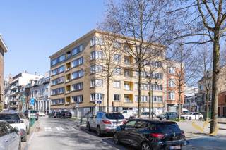 We stellen u dit appartement van 94 m² volgens EPC voor, gelegen op de 1e verdieping van een gebouw van 5 verdiepingen met lift, ideaal gelegen in Laken, Joseph-Benoit Willemsplein 54, in de nabijheid van openbaar vervoer, winkels en scholen,… . Het appartement bestaat uit een woonkamer (30 m²), 2 slaapkamers, een keuken, een badkamer en balkon (2 m²). Er wordt en garagebox (25.000) met het appartement verkocht. Collectieve gasverwarming. Elektriciteit niet conform. EPC: G. Lasten: ± 360 €/maand (gemeenschappelijke kosten + privatieve verwarming). Momenteel verhuurd. Onroerende voorheffing: ± 1550 €. We verkopen eveneens 2 tweeslaapkamerappartementen en 1 drieslaapkamerappartement op de eerste verdieping. Mogelijkheid om een tweede garagebox afzonderlijk aan te kopen. Alle 4 appartementen zijn verhuurd. Ideaal VOOR IEDEREEN.