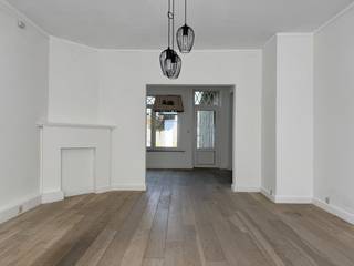 YES! Voor dit pand kan je zélf een afspraak inboeken! Ga naar de advertentie op onze website www.justwonen.be en plan meteen je afspraak in.<br /><br />Sfeervol wonen. Da’s wat we dachten toen we de eerste keer dit stulpje binnenstapten. Gezellige parketvloeren, warme materialen, huiselijke keuken, veel lichtinval én tot in de puntjes in orde. Een cosy huisje waar je kan thuiskomen. <br /><br />En zelfs de tuin werd in hetzelfde thema ingericht: een gezellige overkapping, een stukje gras, wat bloemen en een boompje. Niet teveel gedoe, zonder dat het te clean wordt. En da’s de kunst, toch?<br /><br />By the way: dit is inderdaad een rijhuis, maarrrr je hebt ook een toegang via de achterzijde. Daar heb je nog een (grote) garage en een toegang naar je tuin. <br /><br />Indeling:<br />Via de kleine inkomhal komen we meteen in de woonruimtes. Alle overbodige muren werden verwijderd, zodat je optimaal het licht aan de voor- en achterzijde van de woning binnenkrijgt. Aan de voorzijde vinden we een woonkamer, gevolgd door een eetkamer, die dan weer doorloopt in de keuken. Compact, maar charmant, en een aantal jaren geleden in een nieuw jasje gestopt. Ze is voorzien van alle nodige snufjes.<br /><br />Aan de achterzijde vinden we nog een volledig vernieuwde wasplaats, met ook nog een toilet. <br /><br />Boven zijn 2 slaapkamers, waarvan eentje voorzien werd van een kastenwand. Ook de badkamer vinden we hier, met een dubbele wastafel, bad, inloopdouche en toilet. <br /><br />Er is een zolder aanwezig voor de rommeltjes die je stiekem liever niet in ’t zicht wilt als er bezoek langskomt. <br /><br />Je beschikt over een eigen garage, maar een 2de auto kan je gemakkelijk kwijt op de (publieke) parkeerplaatsen voor je deur.