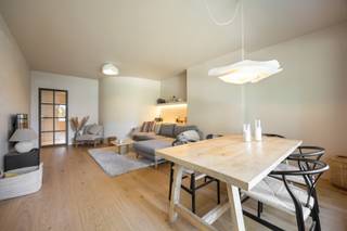 Verrassend ruim, volledig vernieuwd appartement met terras — hartje 's Gravenwezel.<br /><br />Op zoek naar rust én centrumligging? In dit topgerenoveerde appartement vindt u beide. Verscholen aan de achterzijde van een kleinschalig gebouw in het bruisende centrum van 's Gravenwezel — de Parel der Voorkempen — geniet u hier van een verrassend rustige ligging, terwijl alle winkels en voorzieningen op wandelafstand liggen. Vanop het terras kijkt u uit op een weelderig groen zicht, de ideale plek om tot rust te komen na een drukke dag.<br /><br />Het appartement werd recent volledig vernieuwd met oog voor kwaliteit en comfort.<br /><br />Via de inkomhal op travertin vloer betreed je het appartement. De lichtrijke living van +/-25 m² op vol eiken parket vormt het warme hart van de woning, en sluit naadloos aan op de volledig ingerichte keuken met inductiefornuis, dampkap, vaatwasser, frigo en diepvriezer.<br />Met maar liefst drie volwaardige slaapkamers (+/- 14 m² - 8 m² - 7.5 m²) is dit appartement de perfecte keuze voor een gezin, of voor wie graag een extra kamer als bureau of hobbyruimte inricht.<br />De verzorgde badkamer beschikt over een ligbad voorzien van regendouche, dubbele wastafel en handdoekdroger, en is voorzien van aansluitingen voor wasmachine en droogkast.<br />Achteraan het gebouw heeft het appartement de beschikking over een autostaanplaats (eeuwigdurend gebruiksrecht)<br /><br />Een instapklare parel in het centrum van 's Gravenwezel: dit appartement wacht op zijn nieuwe bewoners. Contacteer ons vandaag nog voor een bezichtiging!