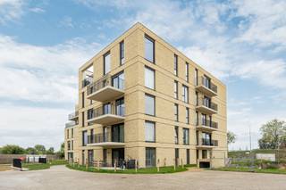 <p>In het gezellige Lier ligt dit gelijkvloerse<span> </span><strong>nieuwbouwappartement</strong><span> </span>met privatieve<span> </span><strong>tuin</strong><span> </span>en twee aangename (overdekte)<span> </span><strong>terrassen</strong>.<br /><br />Wat meteen opvalt is het licht. De leefruimte loopt door van de open keuken met kookeiland tot de zithoek, met over de volle breedte grote raampartijen die uitgeven op het terras en je eigen privatieve tuin.<br /><br /><strong>Indeling</strong>: inkomhal, lichtrijke leefruimte met open keuken, een wc, twee slaapkamers (met beide rechtstreekse toegang tot het overdekt terras), een volledig ingerichte badkamer met inloopdouche en een aparte technische berging met plaats voor wasmachine en droogkast. Bovendien heb je een extra berging, nét naast de voordeur van je appartement.<br /><br />De<span> </span><strong>ligging</strong><span> </span>is de tweede troef. Het station, de winkelstraten en het centrum van Lier liggen op wandelafstand, terwijl de Nete als groene ader zorgt voor wandel- en fietsroutes tot aan de deur.<br /><br />Enkele troeven op een rij:<br />-<span> </span><strong>BEN</strong>-woning<br />- Gelijkvloers met private tuin en overdekt terras (x2)<br />-<span> </span><strong>Vloerverwarming</strong><br />- Station en centrum van Lier op wandelafstand<br />- Extra<span> </span><strong>privatieve berging</strong><span> </span>(inbegrepen in de prijs)</p>
<p>Belangrijk: niet onder btw-stelsel, wel onder registratierechten.<span> </span><strong>Aankopen onder de verlaagde registratierechten van 2% is dus mogelijk.</strong><br /><br />Kortom, een gelijkvloers appartement met twee slaapkamers, een eigen tuin en twee terrassen, instapklaar en op wandelafstand van het centrum van Lier -<span> </span><strong>must visit.</strong><br /><br />Een bezichtiging kan je inplannen via jarno@groepvanhaute.be of 0492 83 88 19.</p>