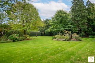 <p><span>Dit uniek eigendom bevindt zich in een rustige & kindvriendelijke omgeving hartje Edegem. De villa ligt op een uitzonderlijk perceel van 3.300m² en wordt omringd door een betoverende parktuin met zwembad en een polyvalent gebouw. De woning werd pas begin jaren 2000 ontworpen. Kosten noch moeite werden gespaard om als resultaat een hoogwaardig interieurdesign. samenspel van comfort, veiligheid en pure verfijning te hebben gerealiseerd. Elke ruimte is conceptueel doordacht en straalt een serene, inspirerende en luxueuze woonbeleving uit. De smaakvol ingerichte leefruimtes creëren een warme en uitnodigende sfeer, waar esthetiek en functionaliteit elkaar naadloos aanvullen. Met circa 600 m² woonopp. biedt deze villa ongeëvenaarde ruimte en veelzijdigheid. Binnenin geniet je van een zee van ruimte en licht. Beneden treffen we een aparte otvangstruimte met biblotheekkasten. De leef-en eetruimte geven uit op het terras en hebben een schitterend zicht op de tuin. Eveneens als de leef-en eetkeuken met doorgang naar de 3 inpandige garages. Boven bevinden zicjh maar liefst 7 slkm en 3 bdkm. De kelderruimte van ca 250m² is eveneens fenomenaal. Dit is een absolute buitenkans voor mensen die op zoek zijn naar een stijlvolle, luxueuze villa die meteen instapklaar is. Dit vastgoed biedt enorme mogelijkheden en verkeert in perfecte staat. </span></p><p><span> </span></p><p><span>Extra's:</span></p><p><span> </span></p><p><span>In de tuin is er ook een conciërgewoning (woonkamer, kitchenette, douche en slaapkamer). </span></p><p><span>Prachtig poolhouse met bbq en een schitterend "GP Construct" zwembad. (12.5 *5m)</span></p><p><span>Fantastische en voortreffelijke tuin. </span></p><p><span>Indrukwekkende entree van het pand aan de zijkant via een lange privélaan</span><span>. </span></p><p><span>Volledig verwarmde kelderverdieping.</span></p><p><span>Aanwezigheid van een zolder.</span></p><p><span> </span></p><p><span> </span></p>