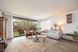 <p>Instapklaar gelijkvloers appartement met ruime tuin (76m²) in autoluwe buurt</p><p>Bent u op zoek naar de perfecte combinatie van modern comfort en buitenruimte? In de prestigieuze residentie De Kaars (bouwjaar 2013) bieden wij dit uitzonderlijk ruime gelijkvloers appartement aan. Gelegen in een heerlijk rustige, autoluwe omgeving, geniet u hier van rust zonder in te boeten op bereikbaarheid.</p><p>Licht, ruimte en kwaliteit</p><p>Bij het binnenkomen valt direct de hoogwaardige afwerking op. De mooie inkomhal leidt u naar de ruime leefruimte. Dankzij de grote raampartijen geniet u hier van een prachtige lichtinval en een naadloze overgang naar het terras en de indrukwekkende tuin van 76m² een zeldzame luxe voor een appartement. De kwalitatieve volle parketvloer geeft het geheel een warme, luxueuze uitstraling.</p><p>Comfortabele indeling</p><p>-	Slaapkamers: Twee ruime slaapkamers, beide stijlvol afgewerkt met volle parket.</p><p>-	Badkamer: Een comfortabele badkamer voorzien van een ligbad en een dubbel lavabomeubel.</p><p>-	Keuken &amp; Berging: Een praktische, aansluitende keuken met een naastgelegen ruime berging voor extra stockageruimte.</p><p>Extra troeven</p><p>Dit energiezuinige appartement (EPC-lalel A) beschikt over een privatieve ondergrondse berging. Daarnaast is er de mogelijkheid tot de aankoop van één of meerdere ondergrondse parkeerplaatsen, zodat parkeerstress definitief tot het verleden behoort.</p><p>Interesse?</p><p>Wilt u dit unieke gelijkvloers appartement met eigen tuin zelf ontdekken? Wacht niet te lang en plan vandaag nog uw bezoek!</p><p>Bel ons op: 03/459.89.59</p><p></p>