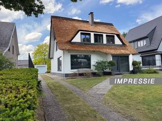 Deze lichtrijke en ruime woning heeft een zeer open gevoel op het gelijkvloers, een eerste verdieping met 3 slaapkamers + badkamer, een zolder met mogelijkheden en een prachtig onderhouden zuid gerichte tuin.<br /><br />Indeling:<br />via de ruime inkomhal kom je in de ruime en lichte leefruimte met moderne open haard, deze gaat over naar de eetruimte met zicht op de prachtige tuin waar je heel de dag van de zon kan genieten. Aansluitend vind je een grote keuken uitgerust met een inductievuur, dampkap, wasbak, vaatwasmachine en koelkast. Hier vind je ook een gasten wc en ruimte opbergruimte met cv ketel en plek voor wasmachine en droogkas.<br />Via de keuken kom je ook in de veranda met groot schuifraam naar het terras.<br /><br />Op de eerste verdieping bevinden zich 3 ruime slaapkamers en een badkamer met bad, lavabo, wc en ingebouwde kasten. <br /><br />Op de tweede verdieping bevindt zich momenteel de zolder die kan worden verbouwd als polyvalente ruimte of 4de slaapkamer.<br /><br />De tuin heeft een ruim terras dat is voorzien van 2 grote elektrische luifels, aangelegde beplanting die meeloopt met de seizoenen, een oprit naar de garage met sectionale poort en een berging voor tuinmateriaal.<br /><br />Epc : D<br />Asbest attest : is ok<br />Elektrische keuring : is ok<br /><br />Een rustige ligging met troeven vlakbij :<br />Delhaize op 500m<br />Lidl op 200m<br />Gamma op 500m<br />Openbaar vervoer op 200m<br />6 Scholen in de nabije omgeving<br />Antwerp International school 4km<br />A12 snelweg 2km<br /><br />> OP AFSPRAAK :<br />https://oudeweg10kapellentekoop.setmore.com<br />OF<br />oudeweg@kapellentekoop.be