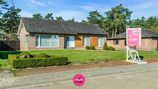 Charmante bungalow met veel potentieel, op een rustige ligging in het groene Gellik<br /><br />Deze vrijstaande woning bevindt zich op een perceel van maar liefst 2.000 m² in Gellik, een rustige en groene deelgemeente van Lanaken. Het is gelegen op een steenworp van het natuurpark De Krieckaert, aan de ingang van het nationaal park Hoge Kempen. Zowel scholen, buurtwinkels en het openbaar vervoer liggen op wandelafstand. Ook Maastricht ligt op slechts 15 minuutjes met de auto. Tot slot zijn omliggende steden zoals Riemst, Zutendaal en Bilzen vlot bereikbaar. <br /><br />Er is circa 140 m² woonoppervlakte ingedeeld als volgt:<br /><br />Via de inkomhal heb je toegang tot de lichtrijke leefruimte van 37 m². Aansluitend bevindt zich de keuken die een prachtig zicht biedt op de achterliggende tuin. Van hieruit heb je toegang tot het overdekte terras en de groen omgeven, netjes verzorgde tuin. <br /><br />Verder is er een inpandige garage met automatische sectionale poort, bereikbaar via de achterzijde van de woning. Bijkomend is de volledige kelderverdieping voorzien van extra ruimtes, ideaal voor opslag of hobby. Ten slotte is er een ruime zolder die nog volledig naar eigen wens in te richten is. <br /><br />De nachthal geeft uit op een apart toilet, een badkamer die voorzien is van een ligbad, een douche en een dubbele wasbak en drie comfortabele slaapkamers van ieder circa 11 m².<br /><br />Extra troeven:<br /><br />•⁠ ⁠Al het woonplezier gelijkvloers<br />•⁠ ⁠Drie ruime slaapkamers<br />•⁠ ⁠Perceel van maar liefst 2.000 m² <br />•⁠ Volledig onderkelderd<br />•⁠ ⁠Gelegen aan de rand van een natuurpark<br /><br />Benieuwd naar deze vrijstaande woning met veel potentieel? Laat het ons weten via 089 390 990 of info@immofair.be en plan een bezichtiging.