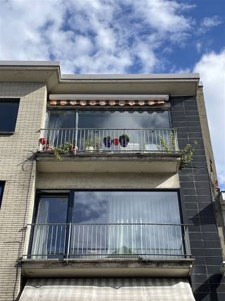 Centraal gelegen appartement, tussen station, Stayen en de Grote Markt in, met 3 slaapkamers en een terrasje vooraan en achteraan. Er is een...