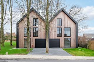 - Ideale ligging: Popelierenlaan 2 in Otegem<br />- BEN-woning (bijna-energie-neutraal)<br />- Lichtrijke leefruimte met open keuken<br />- Hobbykamer/home-office op het gelijkvloers<br />- 3 slaapkamers + extra ruimte op de eerste verdieping<br />- Volwaardige tweede verdieping met vaste trap<br />- Grote tuin op een bosrijk perceel<br />- Inpandige garage<br />- Richtprijs: € 535.000