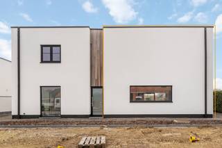Voor meer info en foto’s, surf naar www.swevers.be –<br />In een rustige buurt in het centrum van Paal vind je deze halfopen nieuwbouwwoning (bouwjaar 2025) met een bewoonbare oppervlakte van 154 m² op een perceel van 5a 41ca. Dankzij de casco+ afwerking zijn technieken zoals vloerverwarming op warmtepomp, zonnepanelen en ventilatiesysteem D reeds voorzien, terwijl je de volledige inrichting nog volledig naar eigen smaak kunt afwerken.<br />Op het gelijkvloers verwelkomt de inkomhal je met een apart toilet. De leefruimte van 36 m² baadt in het licht dankzij grote ramen en sluit aan op de keukenruimte van 15 m², waar een keukeneiland is ingetekend. Via het schuifraam krijg je toegang tot de noord-oost georiënteerde tuin. Een ruime berging achteraan biedt extra opbergmogelijkheden.<br />Boven zijn er drie volwaardige slaapkamers (15,26 m² – 12,90 m² – 12,25 m²), een aparte toilet, badkamer met ruimte voor ligbad, douche en dubbele wastafel én een handige technische ruimte .<br />Verkoop onder BTW stelsel. Grondwaarde 150.000€ ( +12% REG.) en constructiewaarde .199.000€ ( + 21%BTW) . <br />De woning ligt op wandel- of fietsafstand van scholen, winkels en openbaar vervoer, en op slechts 2,8 km van de snelweg. Comfort, energiezuinigheid en vrijheid in afwerking komen hier samen op een centrale locatie.<br />Voor meer informatie, bel 011 255 155. Bron bewoonbare oppervlakte: EPC – verslag.