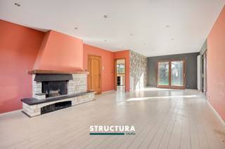 Deze te renoveren villa is gelegen in een rustige en residentiële buurt en biedt een aangename combinatie van ruimte, comfort en bereikbaarheid. Dankzij de gunstige ligging bevinden winkels, horecazaken en belangrijke invalswegen zich op korte afstand. Met een bewoonbare oppervlakte van ca. 175 m² en een perceel van 6a44ca biedt deze woning tal van mogelijkheden.Indeling:Op het gelijkvloers verwelkomt de inkomhal met gastentoilet u en geeft deze toegang tot de verschillende ruimtes. De lichtrijke leefruimte met gezellige open haard vormt het hart van de woning en sluit aan op de eetruimte. Verder beschikt deze verdieping over een keuken, bergruimte en een inpandige garage met recente automatische poort. Op de eerste verdieping bevinden zich de 3 slaapkamers (16m² - 13,5m² en 9,5m²) en de badkamer. De zolderverdieping biedt bijkomende ruimte en mogelijkheden naar eigen behoefte.Buiten geniet u van een aangename Oost-georiënteerde tuin met veel privacy.De oprit biedt plaats voor 2 wagens. Karakteristieken:- Villa in een residentiële woonomgeving- Perceel van 6a44ca- Recente condenserende gasketel- Bewoonbare oppervlakte van ca. 175 m²- EPC E, aldus renovatieplicht binnen 6jDeze villa combineert een rustige, residentiële ligging met een vlotte bereikbaarheid en tal van mogelijkheden. Een woning die zeker een bezoek waard is!Meer informatie of een bezoek ter plaatse? Contacteer Structura via 02 460 80 46 of info@structura.be.