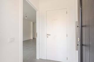 <u>Vraagprijs: 249.000 EUR</u><br /><br />✨ Bent u op zoek naar een instapklare woning met een moderne, hedendaagse uitstraling? Dan is deze prachtig gerenoveerde rijwoning in de Nieuwstraat 71 te Wevelgem precies wat u zoekt!<br /><br />📍 Topligging<br />Deze woning bevindt zich in een centrale en gegeerde buurt, op wandelafstand van winkels, scholen, openbaar vervoer en gezellige horecazaken. Dankzij de vlotte verbinding met de belangrijkste invalswegen geniet u bovendien van een uitstekende bereikbaarheid.<br /><br />🏠 Indeling<br />Bij het binnenkomen wordt u verwelkomd in een verzorgde inkomhal met gastentoilet.<br />🌟 De lichtrijke woonkamer sluit naadloos aan op de gezellige eetruimte en de moderne, volledig uitgeruste keuken. Vanuit de keuken heeft u toegang tot de onderhoudsvriendelijke binnenkoer, de ideale plek om te genieten van een ontbijt in de zon of een gezellige zomeravond.<br /><br />🛏️ Eerste verdieping<br />2 ruime slaapkamers<br />Stijlvolle badkamer met inloopdouche, toilet en modern lavabomeubel<br />Praktische wasplaats<br /><br />🛏️ Tweede verdieping<br />Royale derde slaapkamer<br />Tweede badkamer met douche en lavabo, ideaal als privé-suite of comfortabele gastenkamer.<br /><br />💎 Troeven van deze woning<br />✔️ Volledig gerenoveerd<br />✔️ Moderne en kwalitatieve afwerking<br />✔️ 3 volwaardige slaapkamers<br />✔️ 2 stijlvolle badkamers<br />✔️ Praktische wasplaats<br />✔️ Gezellige, onderhoudsvriendelijke binnenkoer<br />✔️ Centrale ligging nabij alle voorzieningen<br />✔️ Instapklaar – verhuizen zonder zorgen!<br /><br />❤️ Deze woning combineert hedendaags wooncomfort, een praktische indeling en een uitstekende ligging. De perfecte thuis voor gezinnen, jonge koppels of wie op zoek is naar een stijlvolle, instapklare woning.<br /><br />📞 Interesse? Contacteer <strong>Lukas +32 477 09 91 02 of mail lukas@vastgoedcanniere.be</strong> vandaag nog voor een bezoek en ontdek zelf de charme van deze prachtige woning!