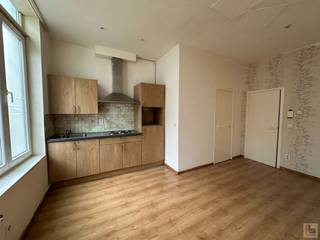 <strong>PLAN UW BEZOEK VIA ONZE WEBSITE: www.immoboss.be</strong><br /><br />Dit appartement (48 m<sup>2</sup>) bevindt zich op de eerste verdieping (geen lift) en is gelegen in centrum Gent en bestaat uit inkom, leef-en woonruimte met open keuken, badkamer met douche, lavabo en toilet, berging met aansluiting wasmachine en 1 slaapkamer.<br />Overal dubbele beglazing PVC, centrale verwarming op aartdgas.<br /><br />- Huurprijs: € 690 / maand + € 30 (voorschot water) + € 25 (gemeenschappelijke kosten)<br />- Onmiddellijk beschikbaar<br />- Domicilie verplicht - verhuur aan studenten niet toegelaten<br /><br /><strong>PLAN UW BEZOEK VIA ONZE WEBSITE: www.immoboss.be</strong><br /> 