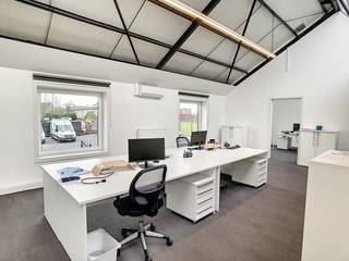 In bedrijvencentrum Intraxie te Roeselare-Rumbeke bevindt zich dit instapklaar kantoor van ca. 85m².De ideale coworking-locatie waarbij u een eigen afgesloten bureel heeft en mee kan genieten van de collectieve voorzieningen zoals ondermeer een gezellige binnentuin, bar, ingerichte keuken met alle voorzieningen, zongericht terras,.. Dit zijn enkele van de troeven die de ruimtes aangenaam en anders maken naar de standaard kantoren.Door deze gemeenschappelijke ruimtes slagen de ondernemingen er ook in elkaar te ontmoeten binnen het centrum en gezamenlijk aan projecten te werken, wat door vele bedrijven als een extra troef wordt aanzien!Op heden zijn onder andere volgende partijen hier gevestigd: renovatie-, schildersbedrijf, architectenkantoor, ingenieurskantoor, webbedrijf, ...* Voorzieningen kantoor:- verwarming op gas- airco- verlichting- veel natuurlijke lichtinval* Gemeenschappelijke meeting room met smartboard, keuken, sanitair, bar zijn bijkomende ruimtes die gebruikt kunnen worden. * Parking op de siteUitstekende ligging door vlotte bereikbaarheid, nabij op-en afrit Roeselare-Izegem.Kortom een opportuniteit indien u op zoek bent naar een locatie waar coworking mogelijk is en waar gebruik gemaakt kan worden van de verschillende faciliteiten zoals de meeting rooms, ingerichte keuken, binnentuin, terras, ...Bent u op zoek naar bedrijfsvastgoed bestaande uit een kantoor ter beschikking gesteld in Roeselare? Aarzel dan niet om ons te contacteren op het nummer 051 21 22 23.
