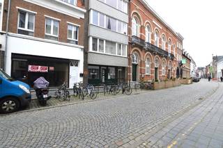 Handelspand met verschillende mogelijkheden te Mechelen.<br /><br />Gunstig gelegen tussen de ring (Dijle) en de Grote Markt.<br />Geschikt voor winkel (mode, IT,...), atelier, praktijk of kantoor, geen horeca.<br /><br />Indeling: winkel- of kantoorruimte met achteraan 2 bergingen en apart toilet.<br />Totale oppervlakte +/- 95m²<br />Breedte van de etalage: +/- 4,80m<br />Verwarming: elektrisch.<br />Vaste kosten (water): provisie €50<br /><br />Meer info =&gt; tine@immovos.be of 0473 41 15 16