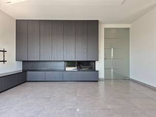 <p><span>SINT-NIKLAAS</span><span> - Ben je op zoek naar een centraal gelegen, luxueus en volledig instapklaar appartement? Kijk dan zeker even verder!</span></p><p><span> </span></p><p><span>Op een rustige, centrale ligging aan het </span><span>Kokkelbeekplein</span><span>, bevindt zich dit stijlvol afgewerkte en volledig instapklare appartement. </span></p><p><span>Hier geniet u van het comfort van wonen in het hart van Sint-Niklaas, gecombineerd met rust, ruimte en een hoogwaardige afwerking. </span></p><p><span> </span></p><p><span>Enkele troeven op een rij:</span></p><ul><li><span>Luxueuze en kwalitatieve afwerking </span></li><li><span>Gelegen op het Kokkelbeekplein in het centrum van de stad op een rustige locatie</span></li><li><span>Energiezuinig (EPC A label)</span></li><li><span>Inclusief zeer ruime garagebox en kelderberging</span></li><li><span>Terras van 10 m² met prachtig uitzicht</span></li></ul><p><span> </span></p><p><span>De indeling is als volgt:</span></p><p><span>Inkomhal met gastentoilet, ruime leefruimte met veel lichtinval door de vele glaspartijen, ruime open ingerichte keuken met toestellen (kookvuur, dampkap, oven, vaatwasser, koelkast, diepvriezer),</span></p><p><span>aansluitend een ruime berging/wasplaats, prachtig zuid-west gericht terras met zonneluifel.</span></p><p><span> </span></p><p><span>Verder beschikt het appartement over </span><span>twee volwaardige slaapkamers</span><span> en een ruime badkamer met dubbel lavabomeubel, inloopdouche, ligbad en toilet. </span></p><p><span> </span></p><p><span>In de kelder is een ruime garagebox en ruime privatieve berging voorzien.</span></p><p><span>Verder zijn er in het gebouw twee fietsenbergingen aanwezig.</span></p><p><span> </span></p><p><span>Extra's:</span></p><p><span>De leefruimte is voorzien van een sfeervolle gashaard met maatwerkkasten.</span></p><p><span>Alle ramen zijn voorzien van zowel gordijnen als vliegenramen.</span></p><p><span>De verlichting in het appartement is geïntegreerd en kan centraal worden bediend via een </span><span>Philips Hue Bridge</span><span>. </span></p><p><span> </span></p><p><span> </span></p><p><span>Onmiddelijk </span><span>beschikbaar</span></p><p><span>Huurprijs</span><span>: € 1.450 + € 90 provisie algemene onkosten</span></p><p><span>EPC</span><span>: 87</span></p><p><span> </span></p><p><span>Interesse in dit pareltje? Vraag dan snel je bezoek aan via onze website!</span></p>