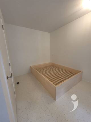 <p><span>*</span><span> Bezoek aan te vragen via student@immolivit.be </span></p><p><span>** Alleen voor studenten</span></p><p><span> </span></p><p><span>NOG BESCHIKBAAR VOOR AJ 25-26 . Project YOU bevindt zich op de Bondgenotenlaan, de belangrijkste en meest gekende winkel-wandelstraat van Leuven. Met zijn drie ingangen en strategische ligging onder de toren van de universiteitsbibliotheek is het project dé nieuwe hotspot voor studenten in Leuven. </span></p><p><span> </span></p><p><span>YOU is bereikbaar via drie strategisch gelegen ingangen op de Bondgenotenlaan, in de Koning Leopold I-straat en in de Bogaardenstraat. Dankzij de ligging langs de belangrijke toegangsweg van de stad is YOU vlot bereikbaar, zowel te voet, met de fiets als met het openbaar vervoer en de wagen. De dichtstbijzijnde bushalte bevindt zich op één minuut, het treinstation op slechts tien minuten. <br /><br />De gebouwen zijn voorzien van alle comfort en uitgebreide eigentijdse faciliteiten, en de groene binnengebieden bieden ruimte voor een aangename break in het levendige Leuvense studentenleven. </span></p><p><span> </span></p><p><span>Elke studio beschikt over een eigen badkamer met wastafel, douche, en toilet. Daarnaast zijn de studio's ook voorzien van een kitchenette. </span></p><p><span>Ondergronds is er een afsluitbare fietsenstalling en een afvallokaal.</span></p><p><span> </span></p><p><span>De prijs is 1045 euro/maand exclusief provisie nutsvoorzieningen (125 euro/maand).<br /><br />Interesse? Contacteer ons via student@immolivit.be</span></p><p><span> </span></p>