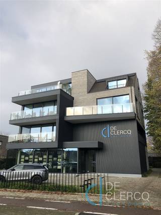 <p>Dit tijdloos appartement bevindt zich in Residentie Verka, een zeer gezellige en kleinschalige residentie nabij alle handelszaken, scholen en busverbindingen.<br />Het pand is afgewerkt met hoogwaardige materialen en door de grote ramen is het heel lichtrijk en biedt het een prachtig zicht.</p><p>De indeling is als volgt: een gastentoilet, een gezellige leefruimte met een aanpalend terras en een open volledig ingerichte keuken.<br />Een houten trap brengt u naar het slaapgedeelte op de benedenverdieping, daar vindt u 2 volwaardige slaapkamers met op beide kamers mooie maatwerkkasten, een tweede toilet, een tijdloze badkamer met inloopdouche en lavabo en een praktische wasplaats/berging.</p><p>Tevens is er een garage inbegrepen in de huurprijs. Dit appartement is ook volledig geschilderd en overal voorzien van verlichtingsarmaturen.</p><p>De huurprijs voor dit mooie pand is 1.250 euro alle kosten inbegrepen en beschikbaar vanaf 01/11/2026.<br />Uw contactpersoon is Leen De Clercq, afspraken kunnen via mail naar leen@vastgoed-dc.be worden vastgelegd.</p>
