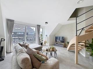 RECENT (°2022) centraal gelegen appartement met 2 slaapkamers en 2 badkamers, geschikt voor hoofdverblijf én als 2de verblijf!<br /><br /><strong>INDELING:<br /><u><em>Vierde verdieping:</em></u></strong><br />Inkomhal - LICHTRIJKE living - volledig ingerichte open keuken (O.a. met fornuis, dampkap, combi-oven, frigo én vaatwasmachine) - afzonderlijk gastentoilet (met lavabo) - badkamer 1 (O.a. met lavabomeubel en douche) - ruime slaapkamer - ZUIDgericht terrasje.<br /><br /><u><em><strong>Vijfde verdieping:</strong></em></u><br />Nachthal - 2de slaapkamer - 2de badkamer (O.a. met lavabomeubel, hangtoilet en douche) - wasplaats (Voorzieningen voor wasmachine en droger) - berging.<br /><br /><u><strong>Opmerkingen:<br />- Energielabel A!</strong></u><br />- Lift aanwezig.<br />- Oppervlakte: 110m2.<br />- Videofonie aanwezig.<br />- ZONNEPANELEN aanwezig.<br />- Elektriciteit volledig GOEDgekeurd!<br />- Volledig geschilderd door professionele schilder!<br />- Tevens geschikt als opbrengsteigendom.<br /><br />INSTAPKLAAR appartement met alle COMFORT op wandelafstand van de Grote Markt, de Zeedijk, het station, scholen en winkels! Aarzel zeker niet om ons te contacteren voor een bezoek ter plaatse: 050/70.01.02 - info@centro.be. 
