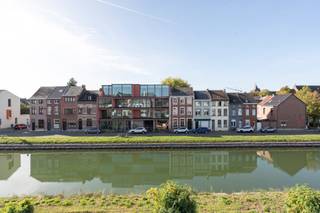 <p>TOPLOCATIE! Te renoveren appartement met 2 slaapkamers, zicht op het water &amp; ruime garage aan de Vaart!</p>
<p>Het appartement bevindt zich op de tweede verdieping, bereikbaar met de trap.</p>
<p>De garage aan straatzijde is voor 1 grote wagen en (bak)fietsen, het kan ook deels als atelier of wasplaats gebruikt worden.</p>
<p>INDELING APPT</p>
<p>Inkomhal, gezellige leefruimte met veel natuurlijk daglicht dankzij de zuidwestelijke oriëntatie met groot schuifraam en zicht op de Vaart, kleine keuken, 2 slaapkamers van 15 en 10m², apart toilet, en badkamer met dubbele lavabo en bad. Het appartement is nog volledig ‘dans son jus’, vintage jaren ’70, en beschikt over een paar karaktervolle elementen waaronder een glas-in-loodraam, gashaard en authentieke badkamer.</p>
<p>Het appartement dient gerenoveerd te worden, maar biedt tal van mogelijkheden om er een gezellige eigen woonst of een interessante investering voor verhuur van te maken.</p>
<p>LIGGING</p>
<p>Gelegen op een van de beste plaatsen in Mechelen, vlakbij het station en het stadscentrum, aan het water van de Leuvense Vaart. Dankzij de zuidwestelijke oriëntatie kan je genieten van de zalige avondzon en heb je vaak zicht op prachtige hemelkleuren bij zonsondergang. Scholen, publiek transport, recreatie &amp; sport is op wandel- en fietsafstand.</p>
<p>PRAKTISCH</p>
<p>EPC F dus renovatieplicht. Het gebouw is van 1973 en het appartement is sindsdien niet gewijzigd.</p>
<p>Niet verhuurd dus onmiddellijk beschikbaar na akte.<br />Garage inbegrepen in de prijs.</p>
<p>Zin om dit appartement te bezichtigen? Neem contact op met simon.kareman@trevi.be of bel 015 33 19 19.</p>
<p><br />***Asbestattest en stedenbouwkundige inlichtingen in aanvraag***</p>