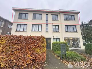 Dit charmante hoekappartement is ideaal gelegen in een rustige omgeving.Geniet van het groen aan de voorzijde en een open grasplein met bomen aan de...