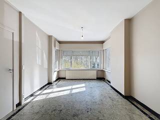 Deze te renoveren woning is de perfecte opportuniteit voor wie op zoek is naar een eigendom die volledig naar eigen stijl en wensen ingericht kan worden. Dankzij de uitstekende ligging vormt dit pand een waardevolle investering of ideale gezinswoning. Kortom, de perfecte start voor uw renovatieverhaal!INDELING:- inkomhal- ruime leefruimte/eetkamer met veel lichtinval voorzien van rolluiken- keuken- kelder- wasplaats/berging- 2 slaapkamers- badkamer- zolder met technische ruimte en mogelijkheid tot een 3e slaapkamer- tuinberging/garage- grote zonnige tuinWaarom dit de perfecte investering is?- Toplocatie: strategisch gelegen nabij Aalter met een vlotte verbinding naar de E40 - Recente upgrades: vernieuwd buitenschrijnwerk - Potentieel: mogelijkheid tot 3 slaapkamers- Buitenruimte: een tuin waar u volledig tot rust kunt komen- Aanwezigheid van een droge kelderZiet u de mogelijkheden van dit renovatieproject en wilt u deze woning zelf ontdekken? Plan dan snel uw bezoek in!Deze AI-visualisaties zijn bedoeld als inspiratie. Er werd geen rekening gehouden met technische specificaties, stedenbouwkundige voorschriften of de concrete mogelijkheden tot realisatie.Dit pand is onderworpen aan de renovatieverplichting van de Vlaamse overheid voor residentiële gebouwen (behoudens bij sloop binnen 5 jaar na de aankoop). Consulteer voor meer informatie de website van het Vlaams Energie- en Klimaatagentschap via https://www.vlaanderen.be/een-woning-kopen/renovatieverplichting-voor-residentiele-gebouwen