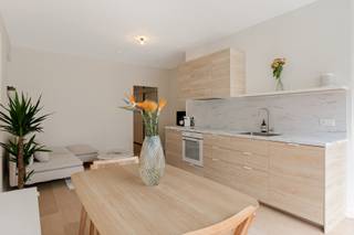 <p><strong>Trendy cityloft met terras op het hippe Zuid</strong></p>
<p>Droomt u ervan om te wonen of te investeren op het meest bruisende stukje van Antwerpen? Dan is dit uw kans!</p>
<p>Welkom in het hart van het Zuid dé hotspot van kunst, cultuur en gastronomie. Op de eerste verdieping wacht deze stijlvolle cityloft op zijn nieuwe eigenaar. Dankzij de grote raampartijen baadt de leefruimte in natuurlijk licht, wat zorgt voor een warme en uitnodigende sfeer.</p>
<p>De open keuken en moderne badkamer zijn volledig uitgerust en afgewerkt volgens de nieuwste trends, volledig instapklaar.</p>
<p>Vanuit de slaapkamer stapt u rechtstreeks op het gezellige terras, perfect voor een ontspannen koffie in de ochtend of een aperitief bij zonsondergang.</p>
<p>Extra troef: in het gebouw kan u een dubbele autostaanplaats aankopen voor €55.000, een absolute meerwaarde op het Zuid.</p>
<p>Wacht niet te lang, citylofts op deze toplocatie zijn zelden beschikbaar!<br />Contacteer LISTED vandaag nog voor meer informatie of een bezoek: +32 3 283 51 51</p>