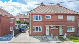 Een instapklare, soliede en energiezuinige driegevel woning, met oa. 2 slaapkamers + bureau, aangelegde oprit, terras en zuid-tuin op een...
