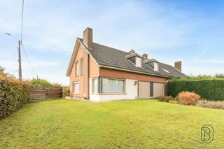 Goedgelegen, ruime degelijke halfopen woning met veel potentieel! Handige oprit en garage, mooie omheinde tuin, 4 volwaardige slaapkamers en een zolder met extra potentieel.<br />INDELING: inkom en traphal, apart toilet, grote lichtrijke leefruimte, geïnstalleerde keuken met extra ontbijthoek, garage + doorgang naar de tuin en handige kelder aanwezig. Omheinde tuin met tuinhuis. Op het 1ste verdiep bevinden zich de overloop, 4 volwaardige slaapkamers, badkamer, en luik naar de zolder die nog veel potentieel biedt. <br />TROEVEN: grote tuin en volledig omheind, centrale verwarming op aardgas, goedgelegen, stevige woning!<br />Bezoek na afspraak met IMMO BEGUIN: charlotte@immobeguin.be