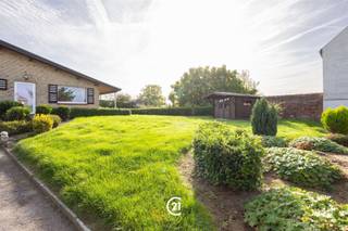 Welkom in deze charmante woning te Smeerebbe Vloerzegem, in het landelijke Vlaanderen. Dit huis biedt je alles wat je nodig hebt voor een aangename en comfortabele levensstijl. Met een leefoppervlak van 116 vierkante meter beschikt deze woning over twee ruime slaapkamers en een praktische badkamer. De architectuur met zijn karakteristieke bakstenen gevel en grote ramen zorgt voor een heldere en lichte leefomgeving die zich aanpast aan al je behoeften. Het hart van het huis wordt gevormd door een schitterend open woongedeelte met dakbalken in hout. Deze ruimte straalt warmte en elegantie uit dankzij het vakmanschap van houten details en optimale lichtinval. De aangesloten keuken is perfect uitgerust om je culinaire creaties tot leven te brengen. Je beschikt over een praktische garage aan de voorkant van de woning en een oprit voor min 2 à 3 wagens. Het eigendom situeert zich op een groot perceel van 1060 vierkante meter, wat je volop ruimte geeft voor buiten activiteiten. De omgeving is omgeven door veel groen en dicht begroeide heggen die privacy garanderen. De achtertuin met grasveld nodigt uit tot ontspanning en recreatie in een vredige setting. De ligging in Smeerebbe Vloerzegem biedt je het beste van beide werelden: de rust van het platteland met de kerk en dorpssfeer in het zicht, terwijl je toch goed bereikbaar bent. Dit huis is een perfecte keuze voor wie op zoek is naar comfort, ruimte en een fijne woonkwaliteit in een serene omgeving. CV aardgas, dubbele beglazing PVC, EPC F 805 met renovatieverplichting . Te bezoeken