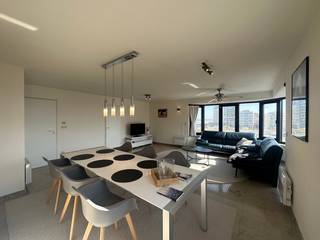 Dit prachtig lichtrijk appartement op de 2de verdieping biedt een ideale combinatie van comfort en stijl. Het appartement wordt gemeubeld verhuurd. Het beschikt over twee ruime slaapkamers . De keuken is volledig geïnstalleerd, zodat je meteen kunt genieten van alle gemakken. De badkamer is uitgerust met een ligbad, dubbele lavabo en toilet.<br />Een kleine berging in het appartement biedt handige opbergruimte voor je dagelijkse benodigdheden alsook een aansluiting voor een wasmachine. De ruime slaapkamers hebben bovendien toegang tot het gezellige terras, waar je heerlijk kunt genieten van buitenruimte. Bij dit appartement hoort ook een dubbele garagebox waar u uw wagen in kwijt kan.<br />Het appartement is beschikbaar vanaf 01/09/2026 en kan gehuurd worden voor 1.150 euro per maand, Inclusief dubbele garage.<br />Ben je geïnteresseerd in dit pand te huur in Oostende? Ga naar de website www.dermul.be, klik op het pand dat je wenst te huren. Via de knop "ik heb interesse" vragen we u kort een profiel in te vullen. Daarna nemen we contact op voor een bezoek. Telefonisch kunnen er geen afspraken gemaakt worden.
