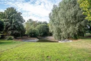 In het landelijk gelegen Lapscheure (Damme) bevindt zich langs de Lapscheurestraat dit stijlvol landhuis te koop op een perceel van 7.550m²...