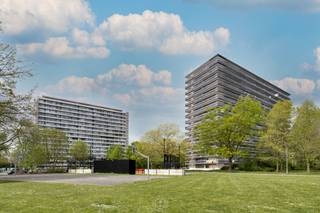 Welkom in dit lichtrijke en instapklare hoekappartement op de 14de verdieping van de residentie Koningin Fabiolapark in Sint-Niklaas.Dankzij de grote...