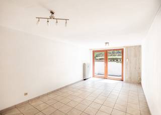 PREMIÈRE VISITE LE SAMEDI 04/07/2026 – INSCRIVEZ-VOUS VIA NOTRE SITE WEB<br /><br />Appartement avec terrasse orientée ouest et petit jardin à louer dans la résidence à taille humaine Vidoshi. Situation centrale mais calme à Koksijde-Bain.<br /><br />L'appartement se compose comme suit : hall d'entrée | séjour donnant sur une terrasse ensoleillée et un jardin | cuisine séparée et équipée | chambre donnant sur cette même terrasse | salle de bain avec baignoire et lavabo | WC séparé | cave privative.<br /><br />Vous cherchez un appartement bien situé avec terrasse en plein centre de Koksijde ? Inscrivez-vous alors pour la visite du samedi 04/07/2026.