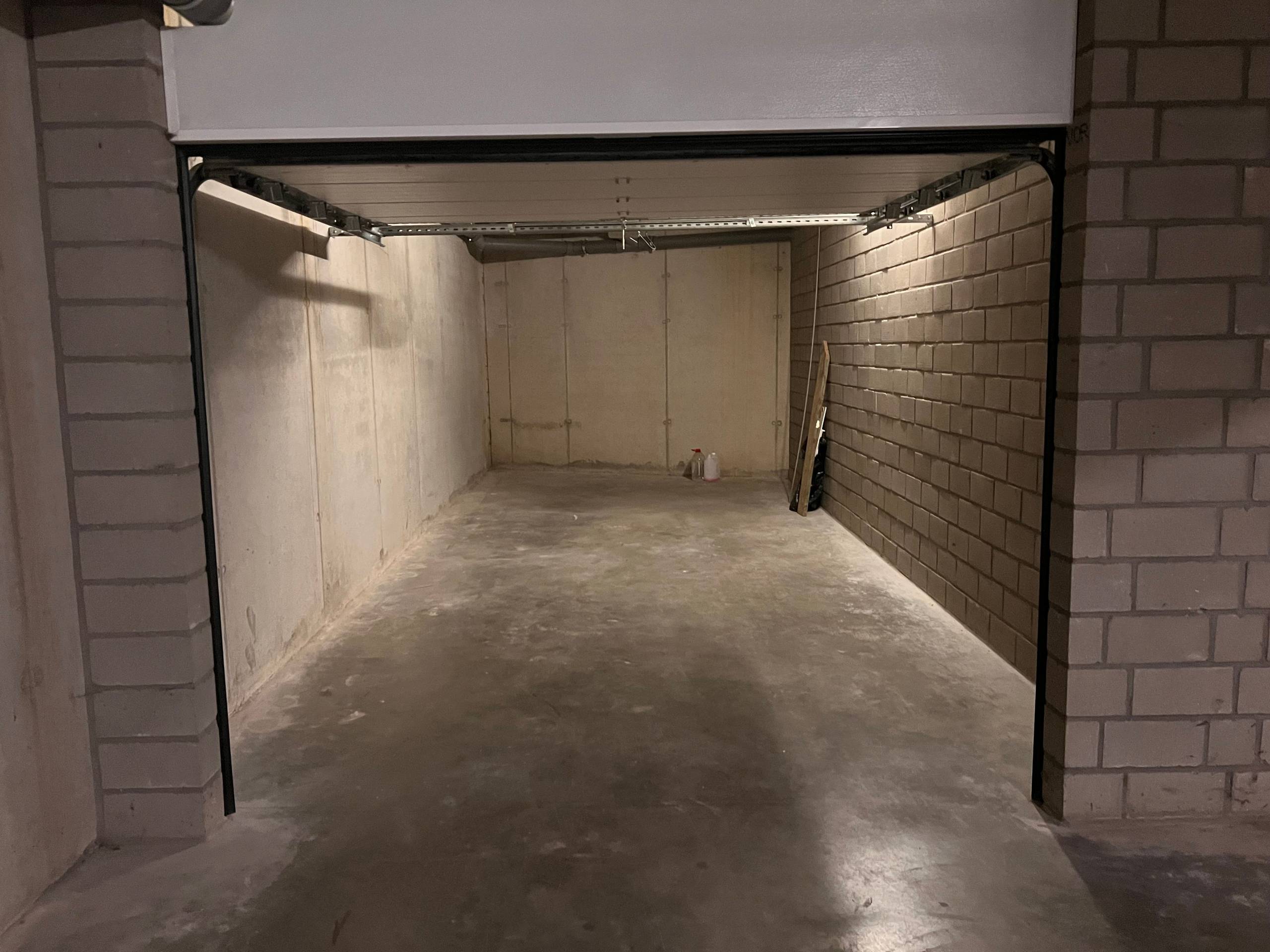 Gesloten, ruime garagebox te Uitkerke - foto 3