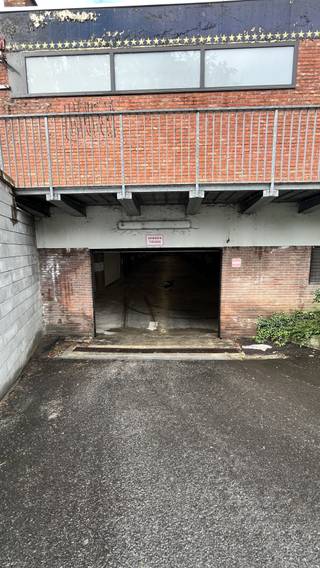 TE KOOP: 2 autostaanplaatsen te koop in de Residentie Ambassade, gelegen langs de Naamsesteenweg, dichtbij de ring van Leuven. De parkeerplaats is...