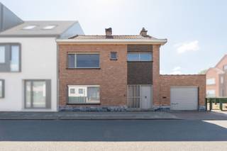 <p><strong>Ligging &amp; Indeling</strong><br />In Lembeke bevindt zich deze statige gezinswoning die ruimte, rust en een centrale ligging perfect combineert. Geniet van de gezellige avondzon op uw terras of een zonsondergang met open zichten op het achterliggende landschap. </p>
<p>Bij het betreden van de woning komt u terecht in een ruime en lichtrijke leefruimte die naadloos aansluit op de keuken. Vanuit deze leefruimte kijkt u uit op het terras en de westgerichte tuin, waar u de hele namiddag en avond kan genieten van de zon en het weidse uitzicht over het landschappelijk gebied.</p>
<p>Op de eerste verdieping bevinden zich drie volwaardige slaapkamers en een badkamer, waardoor de woning perfect geschikt is voor gezinnen. </p>
<p>Praktisch comfort is eveneens verzekerd dankzij de inpandige garage en de ruime parkeermogelijkheid op eigen terrein.<br /><br /><strong>Troeven</strong></p>
<ul><li><strong>Statige gezinswoning</strong></li><li><strong>Renoveren naar eigen wens</strong></li><li><strong>Aparte schuur</strong></li><li><strong>Ruime leefruimte met aansluitende keuken</strong></li><li><strong>Privatief terras</strong></li><li><strong>Westgerichte tuin met prachtig uitzicht over landschappelijk gebied</strong></li><li><strong>3 Volwaardige slaapkamers</strong></li><li><strong>Zolderruimte</strong></li><li><strong>Inpandige garage</strong></li><li><strong>Voldoende parkeergelegenheid op eigen domein</strong></li></ul>
<p><strong>UW DROOMWONING? ZO GEVONDEN!</strong></p>