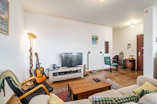 <strong>--- NIEUW --- Gunstig gelegen lichtrijk appartement met 2 slaapkamers.</strong><br /><br />Lichtrijk appartement (±104m²) op wandelafstand van de treinstations Vorst-Zuid &amp; Vorst-Noord.<br />De appartement heeft door zijn grote glaspartijen veel lichtinval. Dit zowel in de leefruimte, keuken als in de slaapkamers.<br /><br /><strong>Indeling;</strong><br />- Ruime inkomhal<br />- Leefruime<br />- Open keuken<br />- Badkamer met ligbad<br />- Douchekamer<br />- 2 slaapkamers<br />- Bergruimte<br />- Balkon/terras<br />- Afzonderlijk toilet<br /><br /><strong>Bijkomende troeven;</strong><br />Het appartement is zeer vlot bereikbaar gelegen. Alle nodige voorzieningen zijn in de directe nabijheid terug te vinden, zoals winkels, scholen, openbaar vervoer, ,... <br /><br />- Instapklaar (starters-)appartement (zowel geschikt voor eigen bewoning als voor verhuur).<br />- CV op aardgas met een individuele verwarmingsketel op aardgas.<br />- Grote glaspartijen waardoor er veel lichtinval is.<br />- Afzonderlijke tellers voor elektriciteit, gas en water.<br />- Gemeenschappelijke fietsenstalling in het gebouw.<br /><br /><strong>De verkoopdocumenten zijn ter inzage via: https://vastgoedspruyt.sharepoint.com/:f:/g/IgBWXnt8VbbwQZlr-gL11TPPASUpwWV2QzW3JEvYKbdFdX0?e=ulxSgU<br /><br />VRAAGPRIJS: €319.000,-<br />Interesse in deze unieke opportuniteit?<br />📞 Contacteer Michel Spruyt via 09/311.89.90<br />🌐 Of vraag uw bezoek aan via www.vastgoedspruyt.be</strong><br /><br /><strong>EPC/PEB C-label (129kWh/m²) - Vg-Gvv-Wg-Vkr-Gmo.</strong><br /><br /><strong>Vg-Gvv-Wg-Vkr-Gmo.<br /><br />---<br /><br />--- NOUVEAU --- Appartement lumineux de 2 chambres, idéalement situé.</strong><br /><br />Appartement lumineux (±104 m²) situé à distance de marche des gares de Forest-Midi et Forest-Est.<br />Grâce à ses grandes baies vitrées, l'appartement bénéficie d'une excellente luminosité naturelle, tant dans le séjour et la cuisine que dans les chambres.<br /><br /><strong>Disposition :</strong><br />- Spacieux hall d'entrée<br />- Séjour<br />- Cuisine ouverte<br />- Salle de bains avec baignoire<br />- Salle de douche<br />- 2 chambres<br />- Espace de rangement<br />- Balcon/terrasse<br />- Toilette séparée<br /><br /><strong>Atouts supplémentaires :</strong><br />L'appartement bénéficie d'une situation particulièrement accessible. Toutes les commodités se trouvent à proximité immédiate : commerces, écoles, transports en commun, etc.<br /><br />- Appartement prêt à emménager, idéal pour un premier achat, tant pour une occupation personnelle que pour un investissement locatif.<br />- Chauffage central au gaz avec chaudière individuelle.<br />- Grandes baies vitrées offrant une belle luminosité naturelle.<br />- Compteurs individuels pour l'électricité, le gaz et l'eau.<br />- Local à vélos commun dans l'immeuble.<br /><br /><strong>Les documents relatifs à la vente peuvent être consultés via le lien suivant:<br />https://vastgoedspruyt.sharepoint.com/:f:/g/IgBWXnt8VbbwQZlr-gL11TPPASUpwWV2QzW3JEvYKbdFdX0?e=ulxSgU</strong><br /><br /><strong>PRIX DEMANDÉ : 319.000 €<br />Intéressé(e) par cette belle opportunité ?<br />📞 Contactez Michel Spruyt au 09/311.89.90<br />🌐 Ou demandez une visite via www.vastgoedspruyt.be<br /><br />PEB : classe C (129 kWh/m²/an)<br /><br />Vg-Gvv-Wg-Vkr-Gmo.</strong>
